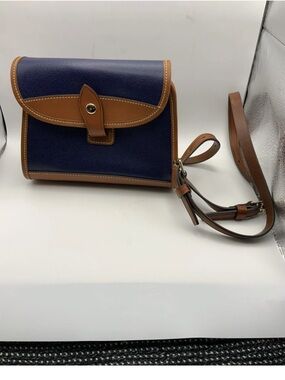 Dooney & Bourke Wayfarer Snap Crossbody Leather 9 X8 X 4”